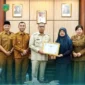 Wali Kota Padang Panjang Hendri Arnis menerima penghargaan BPOM RI dari Plt Kepala BBPOM Padang, Elyunaida di Balai Kota, Senin (11/5/2026). (Foto: Kominfo Padang Panjang)