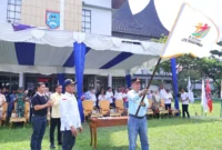 Ketua KORMI Payakumbuh periode 2026-20231 Elzadaswarman mengibarkan bendera KORMI, Minggu (10/5/2026). (Foto: MC Payakumbuh)