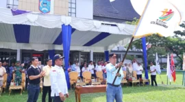 Ketua KORMI Payakumbuh periode 2026-20231 Elzadaswarman mengibarkan bendera KORMI, Minggu (10/5/2026). (Foto: MC Payakumbuh)