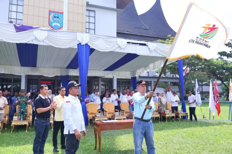 Ketua KORMI Payakumbuh periode 2026-20231 Elzadaswarman mengibarkan bendera KORMI, Minggu (10/5/2026). (Foto: MC Payakumbuh)
