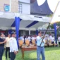 Ketua KORMI Payakumbuh periode 2026-20231 Elzadaswarman mengibarkan bendera KORMI, Minggu (10/5/2026). (Foto: MC Payakumbuh)