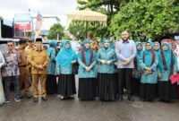 Wali Kota Padang Fadly Amran, Wawako Maigus Nasir, Ketua TP-PKK Padang Dian Puspita Fadly Amran beserta jajaran pengurus menyambut kedatangan Tim Penilai Lomba Gerakan PKK Tingkat Sumbar 2026 di Lapangan Kantor Lurah Olo, Senin (25/5/2026). (Foto: Pemko Padang)