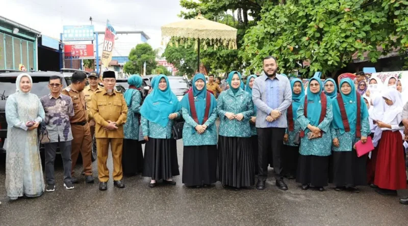Wali Kota Padang Fadly Amran, Wawako Maigus Nasir, Ketua TP-PKK Padang Dian Puspita Fadly Amran beserta jajaran pengurus menyambut kedatangan Tim Penilai Lomba Gerakan PKK Tingkat Sumbar 2026 di Lapangan Kantor Lurah Olo, Senin (25/5/2026). (Foto: Pemko Padang)