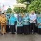 Wali Kota Padang Fadly Amran, Wawako Maigus Nasir, Ketua TP-PKK Padang Dian Puspita Fadly Amran beserta jajaran pengurus menyambut kedatangan Tim Penilai Lomba Gerakan PKK Tingkat Sumbar 2026 di Lapangan Kantor Lurah Olo, Senin (25/5/2026). (Foto: Pemko Padang)