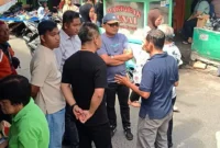 Camat Padang Barat Diko Riva Utama, Kepala Disdag Padang Fizlan Setiawan dan Anggota Komisi I DPRD Padang Iswanto Kwara saat peninjauan lapangan di kawasan Pasar Tanah Kongsi, Sabtu (30/5/2026). (Foto: Ist)