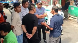 Camat Padang Barat Diko Riva Utama, Kepala Disdag Padang Fizlan Setiawan dan Anggota Komisi I DPRD Padang Iswanto Kwara saat peninjauan lapangan di kawasan Pasar Tanah Kongsi, Sabtu (30/5/2026). (Foto: Ist)