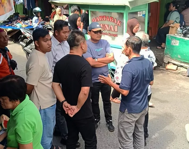 Camat Padang Barat Diko Riva Utama, Kepala Disdag Padang Fizlan Setiawan dan Anggota Komisi I DPRD Padang Iswanto Kwara saat peninjauan lapangan di kawasan Pasar Tanah Kongsi, Sabtu (30/5/2026). (Foto: Ist)