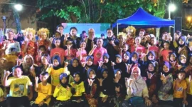 Kepala Dinas Pariwisata Padang Yenni Yuliza dan jajaran bersama para siswa-siswi yang tampil di Pentas Seni dan Budaya di Kota Tua, Sabtu (9/6/2026). (Foto: Diskominfo Padang)