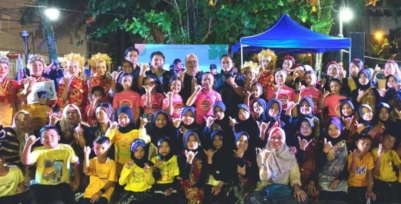 Kepala Dinas Pariwisata Padang Yenni Yuliza dan jajaran bersama para siswa-siswi yang tampil di Pentas Seni dan Budaya di Kota Tua, Sabtu (9/6/2026). (Foto: Diskominfo Padang)