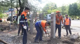 Petugas PT KAI Divre II Sumbar menutup perlintasan liar Duku–Lubuk Alung. (Foto: PT KAI Divre II Sumbar)
