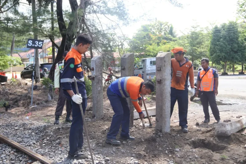 Petugas PT KAI Divre II Sumbar menutup perlintasan liar Duku–Lubuk Alung. (Foto: PT KAI Divre II Sumbar)