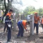 Petugas PT KAI Divre II Sumbar menutup perlintasan liar Duku–Lubuk Alung. (Foto: PT KAI Divre II Sumbar)
