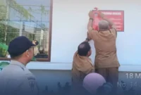 Satpol PP Padang mendampingi Dinas PUPR Padang saat menyegel sebuah kafe yang diduga melanggar aturan bangunan gedung, Senin (18/5/2026). (Foto: Humas Satpol PP Padang)
