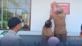 Satpol PP Padang mendampingi Dinas PUPR Padang saat menyegel sebuah kafe yang diduga melanggar aturan bangunan gedung, Senin (18/5/2026). (Foto: Humas Satpol PP Padang)