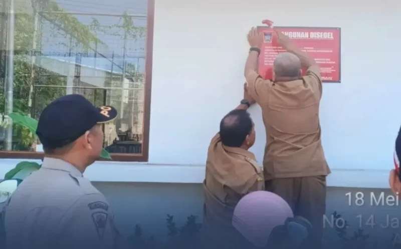 Satpol PP Padang mendampingi Dinas PUPR Padang saat menyegel sebuah kafe yang diduga melanggar aturan bangunan gedung, Senin (18/5/2026). (Foto: Humas Satpol PP Padang)