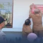 Satpol PP Padang mendampingi Dinas PUPR Padang saat menyegel sebuah kafe yang diduga melanggar aturan bangunan gedung, Senin (18/5/2026). (Foto: Humas Satpol PP Padang)
