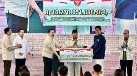 Presiden Prabowo Subianto menyaksikan langsung penyerahan hasil penyelamatan kekayaan negara Rp10,27 Triliun dari Satgas PKH di Kejaksaan Agung RI, Jakarta, Rabu (13/05/2026). (Foto: BPMI Setpres)