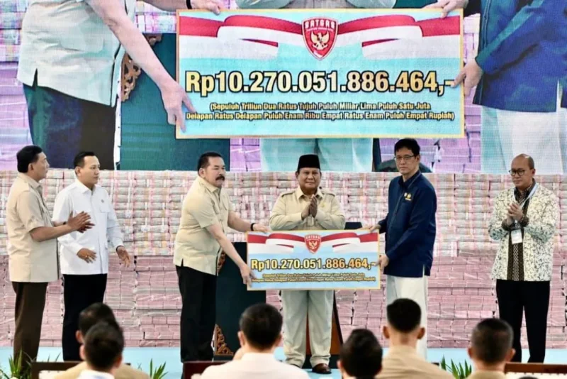 Presiden Prabowo Subianto menyaksikan langsung penyerahan hasil penyelamatan kekayaan negara Rp10,27 Triliun dari Satgas PKH di Kejaksaan Agung RI, Jakarta, Rabu (13/05/2026). (Foto: BPMI Setpres)