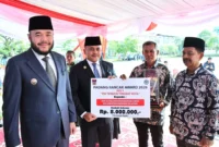 Disaksikan Wali Kota Padang Fadli Amran, Sekda Raju Minropa menyerahkan penghargaan RW Terbaik Padang Rancak Award 2026 kepada RW 02 Kampung Batu
Rabu (20/5/2026). (Foto: Diskominfo Padang)