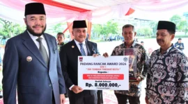 Disaksikan Wali Kota Padang Fadli Amran, Sekda Raju Minropa menyerahkan penghargaan RW Terbaik Padang Rancak Award 2026 kepada RW 02 Kampung Batu
Rabu (20/5/2026). (Foto: Diskominfo Padang)