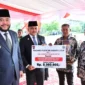 Disaksikan Wali Kota Padang Fadli Amran, Sekda Raju Minropa menyerahkan penghargaan RW Terbaik Padang Rancak Award 2026 kepada RW 02 Kampung Batu
Rabu (20/5/2026). (Foto: Diskominfo Padang)