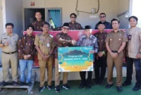 Wakil Wali Kota Padang Maigus Nasir menerima sapi kurban dari Telkomsel di Huntara Pauh, Selasa (26/5/2026). (Foto: Pemko Padang)