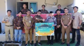 Wakil Wali Kota Padang Maigus Nasir menerima sapi kurban dari Telkomsel di Huntara Pauh, Selasa (26/5/2026). (Foto: Pemko Padang)