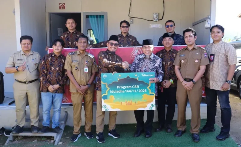 Wakil Wali Kota Padang Maigus Nasir menerima sapi kurban dari Telkomsel di Huntara Pauh, Selasa (26/5/2026). (Foto: Pemko Padang)
