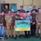 Wakil Wali Kota Padang Maigus Nasir menerima sapi kurban dari Telkomsel di Huntara Pauh, Selasa (26/5/2026). (Foto: Pemko Padang)
