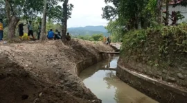Dinas PUPR mempercepat pemulihan infrastruktur irigasi pascabencana. Targetkan pengerjaan fisik dimulai Juli 2026. (Foto: Diskominfo Padang)