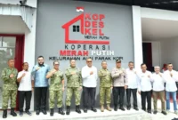 Wali Kota Padang Fadly Amran mengikuti peluncuran operasional 1.061 KDKMP secara daring di KDKMP Kelurahan Alai Parak Kopi, Kecamatan Padang Utara, Sabtu (16/5/2026). (Foto: Pemko Padang)