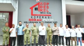 Wali Kota Padang Fadly Amran mengikuti peluncuran operasional 1.061 KDKMP secara daring di KDKMP Kelurahan Alai Parak Kopi, Kecamatan Padang Utara, Sabtu (16/5/2026). (Foto: Pemko Padang)