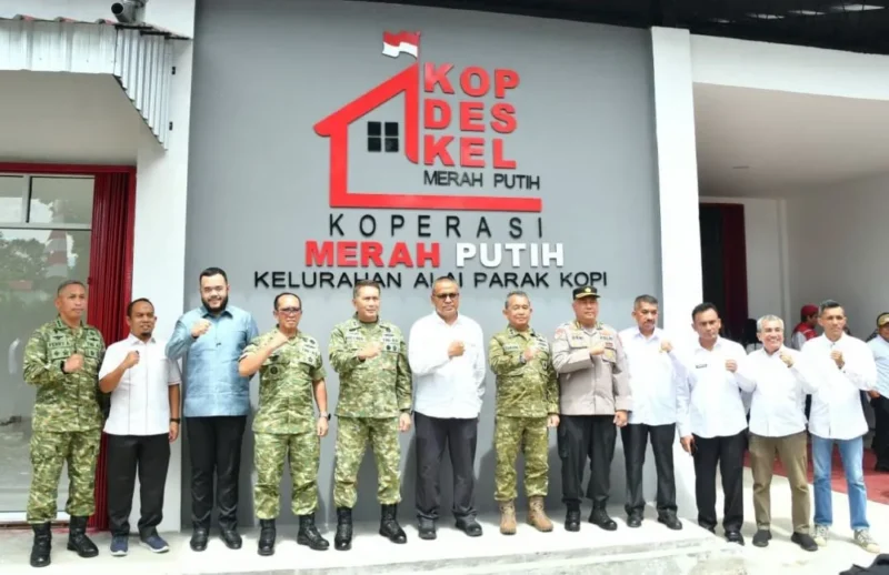 Wali Kota Padang Fadly Amran mengikuti peluncuran operasional 1.061 KDKMP secara daring di KDKMP Kelurahan Alai Parak Kopi, Kecamatan Padang Utara, Sabtu (16/5/2026). (Foto: Pemko Padang)