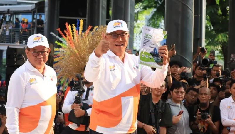 Menteri LH/Kepala BPLH, Moh. Jumhur Hidayat bersama Gubernur DKI Jakarta Pramono Anung meresmikan gerakan program “Jaga Jakarta Bersih, Pilah Sampah”. (Foto: KLH/BPLH)