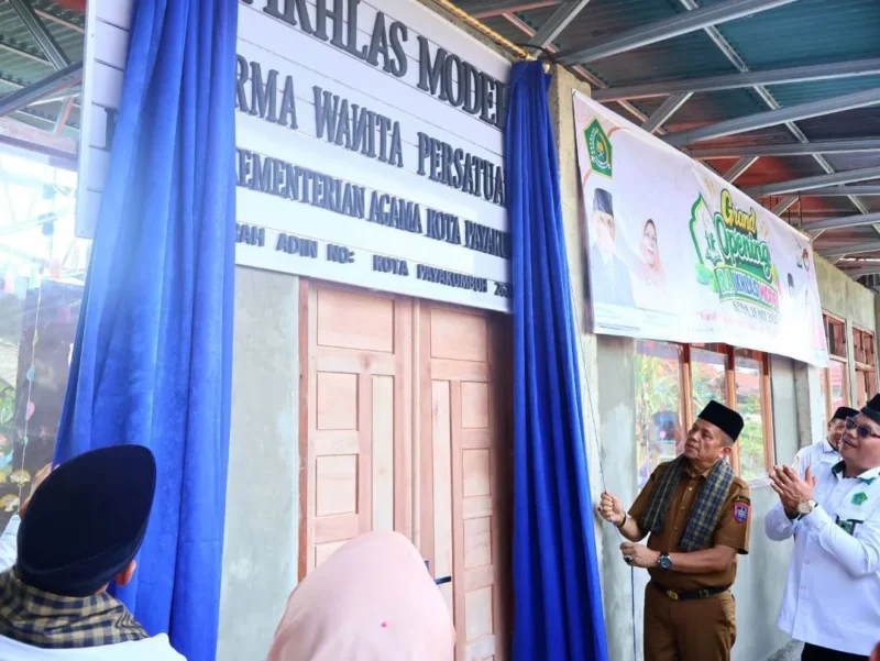 Wakil Wali Kota Elzadaswarman meresmikan RA Ikhlas Model DWP Kemenag Payakumbuh. (Foto: MC Payakumbuh)