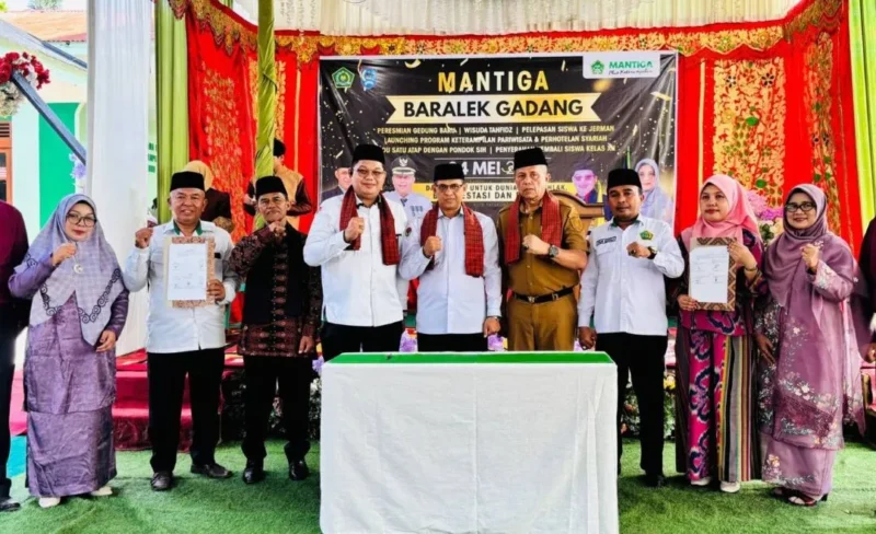 Kepala Kanwil Kemenag Sumbar, Mustafa meresmikan gedung hasil pembangunan dan rehabilitasi program PHTC di MAN 3 Plus Keterampilan Kota Payakumbuh, Senin (4/5/2026). (Foto: Kemenag Sumbar)