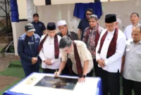 Wakil Wali Kota Padang, Maigus Nasir menyaksikan penandatanganan prasasti peresmian pembangunan sumur bor dan tempat wudhu di Masjid Raya Kanagarian Koto Tangah oleh Menteri Ketenagakerjaan RI, Yassierli, Kamis (14/5/2026). (Foto: Prokopim Padang)