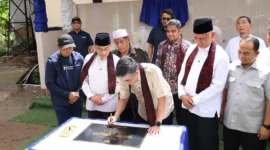 Wakil Wali Kota Padang, Maigus Nasir menyaksikan penandatanganan prasasti peresmian pembangunan sumur bor dan tempat wudhu di Masjid Raya Kanagarian Koto Tangah oleh Menteri Ketenagakerjaan RI, Yassierli, Kamis (14/5/2026). (Foto: Prokopim Padang) 