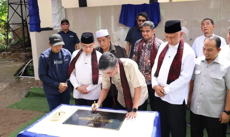Wakil Wali Kota Padang, Maigus Nasir menyaksikan penandatanganan prasasti peresmian pembangunan sumur bor dan tempat wudhu di Masjid Raya Kanagarian Koto Tangah oleh Menteri Ketenagakerjaan RI, Yassierli, Kamis (14/5/2026). (Foto: Prokopim Padang) 