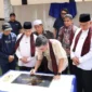 Wakil Wali Kota Padang, Maigus Nasir menyaksikan penandatanganan prasasti peresmian pembangunan sumur bor dan tempat wudhu di Masjid Raya Kanagarian Koto Tangah oleh Menteri Ketenagakerjaan RI, Yassierli, Kamis (14/5/2026). (Foto: Prokopim Padang) 