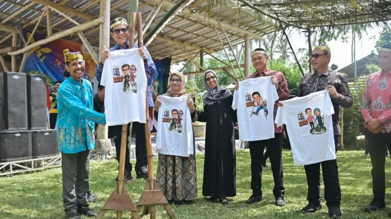 Wamenkomdigi Nezar Patria dalam acara Launching FE ke-14 Festival Egrang Tanoker Ledokombo, Pasar Lumpur, Jember, Sabtu (9/5/2026). (Foto: Humas Komdigi)