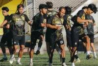 Pemain Semen Padang FC saat latihan jelang menghadapi Persebaya Surabaya pada pekan ke-33 BRI Super League 2025/26 di Stadion Haji Agus Salim, Jumat (15/5/2025) pukul 15.30 WIB. (Foto: IG Semen Padang FC)