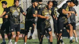 Pemain Semen Padang FC saat latihan jelang menghadapi Persebaya Surabaya pada pekan ke-33 BRI Super League 2025/26 di Stadion Haji Agus Salim, Jumat (15/5/2025) pukul 15.30 WIB. (Foto: IG Semen Padang FC)