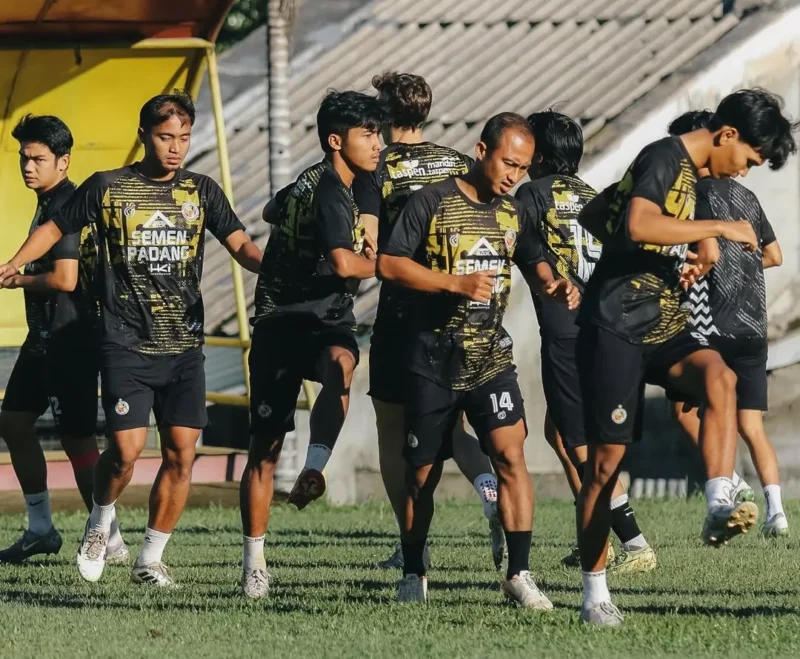 Pemain Semen Padang FC saat latihan jelang menghadapi Persebaya Surabaya pada pekan ke-33 BRI Super League 2025/26 di Stadion Haji Agus Salim, Jumat (15/5/2025) pukul 15.30 WIB. (Foto: IG Semen Padang FC)