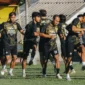 Pemain Semen Padang FC saat latihan jelang menghadapi Persebaya Surabaya pada pekan ke-33 BRI Super League 2025/26 di Stadion Haji Agus Salim, Jumat (15/5/2025) pukul 15.30 WIB. (Foto: IG Semen Padang FC)