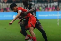 Pemain Semen Padang FC berduel dengan pemain Persija Jakarta. (Foto: IG Semen Padang FC)