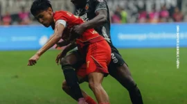 Pemain Semen Padang FC berduel dengan pemain Persija Jakarta. (Foto: IG Semen Padang FC)