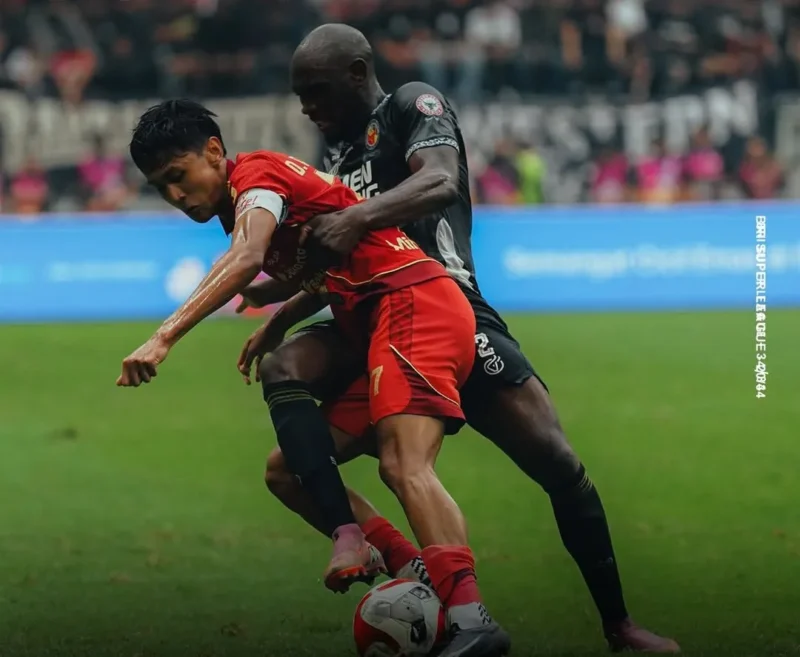 Pemain Semen Padang FC berduel dengan pemain Persija Jakarta. (Foto: IG Semen Padang FC)