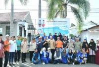 Wali Kota Padang, Fadly Amran bersama warga Perumahan Puri Berlindo Sumbar Mas, RT 04 RW 15, Kelurahan Kubu Dalam Parak Karakah, Kecamatan Padang Timur, Minggu (3/5/2026). (Foto: Prokopim Padang)