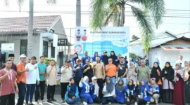 Wali Kota Padang, Fadly Amran bersama warga Perumahan Puri Berlindo Sumbar Mas, RT 04 RW 15, Kelurahan Kubu Dalam Parak Karakah, Kecamatan Padang Timur, Minggu (3/5/2026). (Foto: Prokopim Padang)